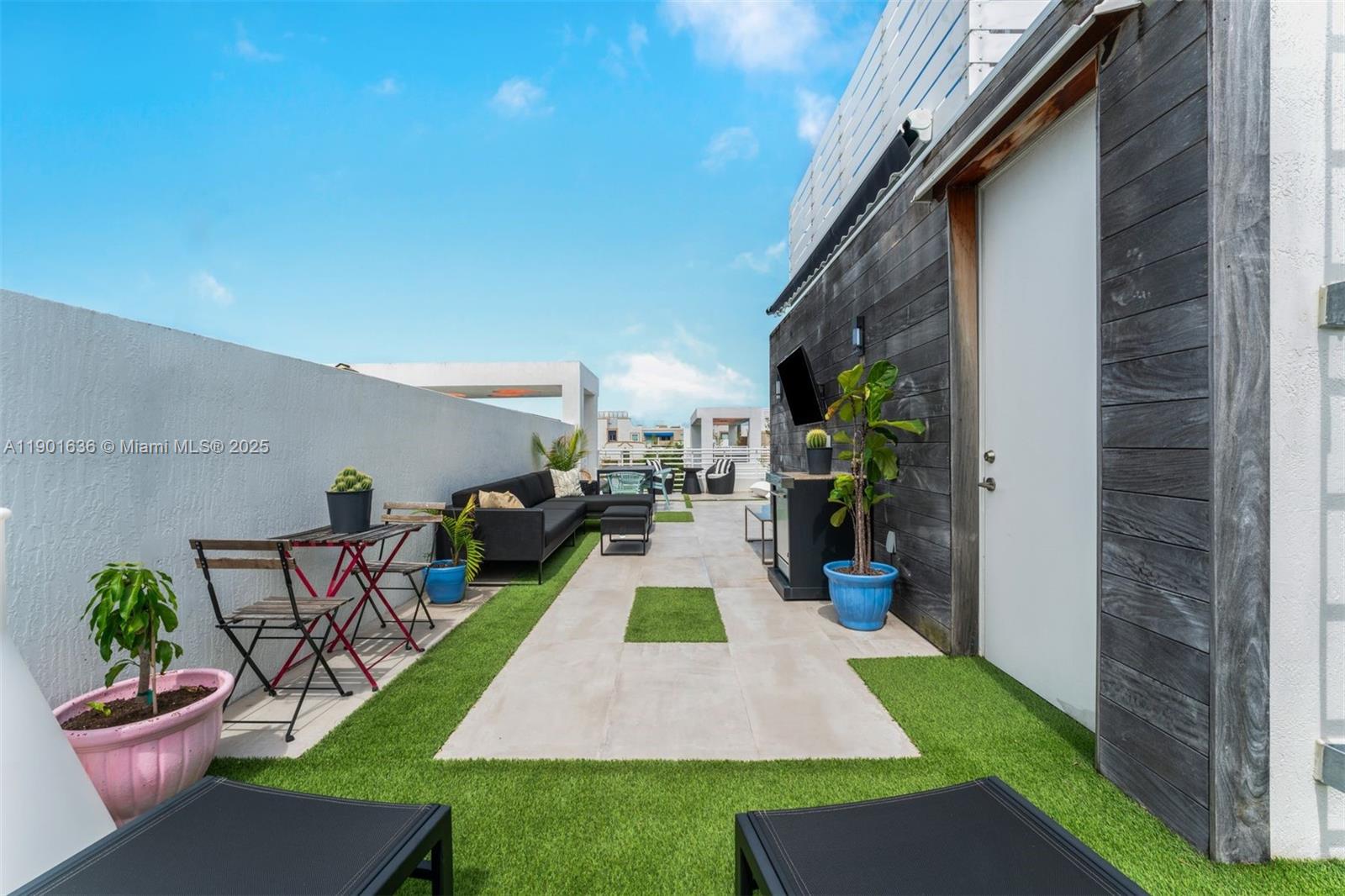 ONE BAY CONDO - Residential Lease