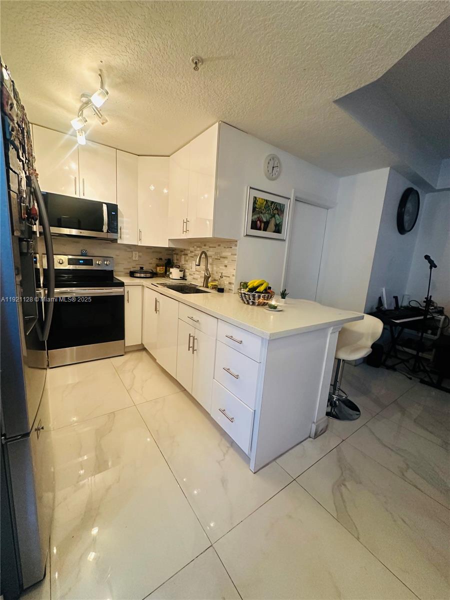 PEMBROKE CAY CONDO - Residential Lease
