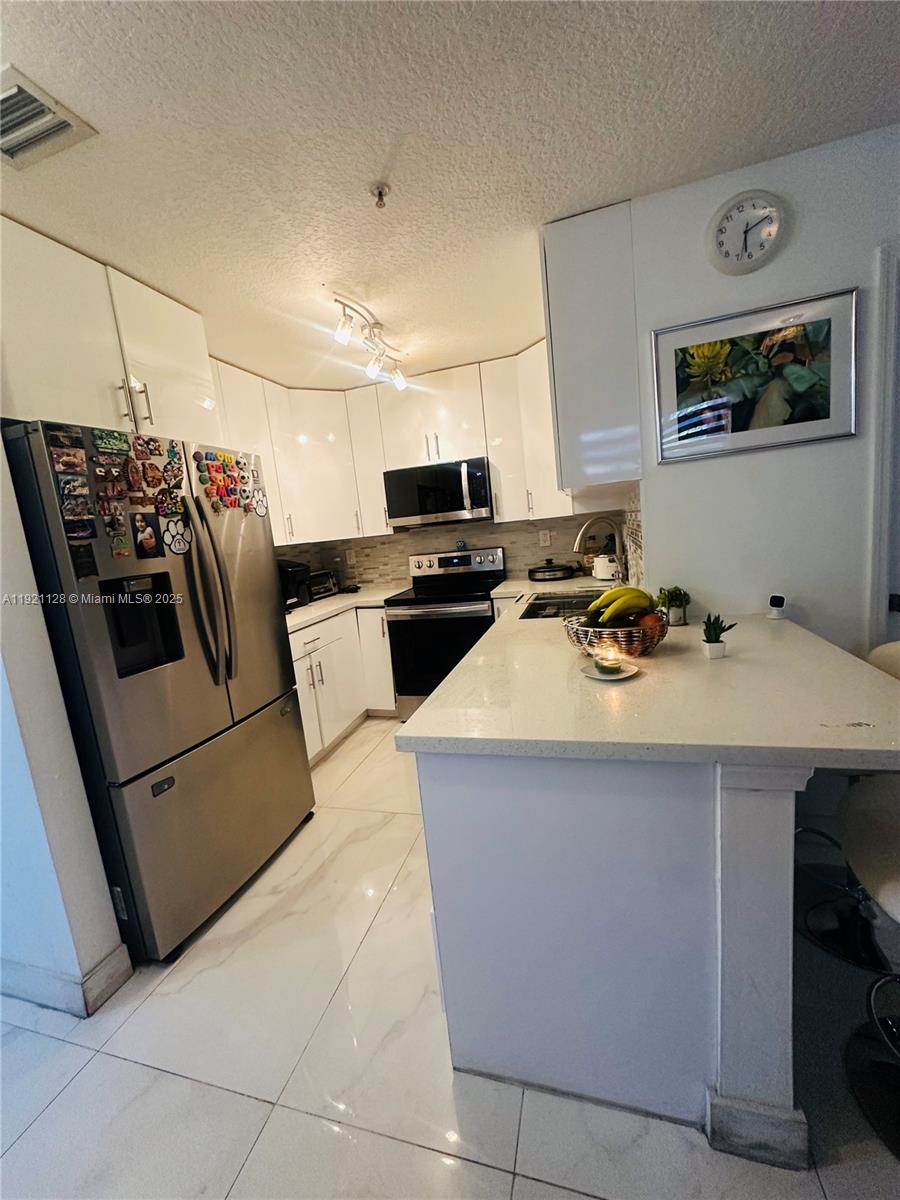 PEMBROKE CAY CONDO - Residential Lease
