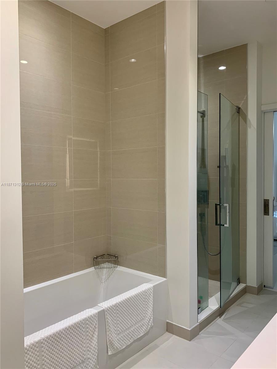 PARAMOUNT MIAMI WORLDCENTE - Residential Lease