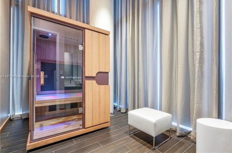 PARAMOUNT MIAMI WORLDCENTE - Residential Lease