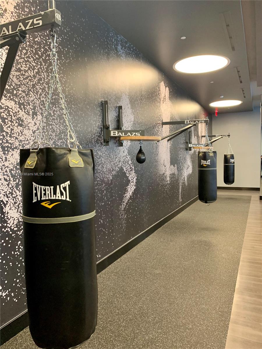 PARAMOUNT MIAMI WORLDCENTE - Residential Lease