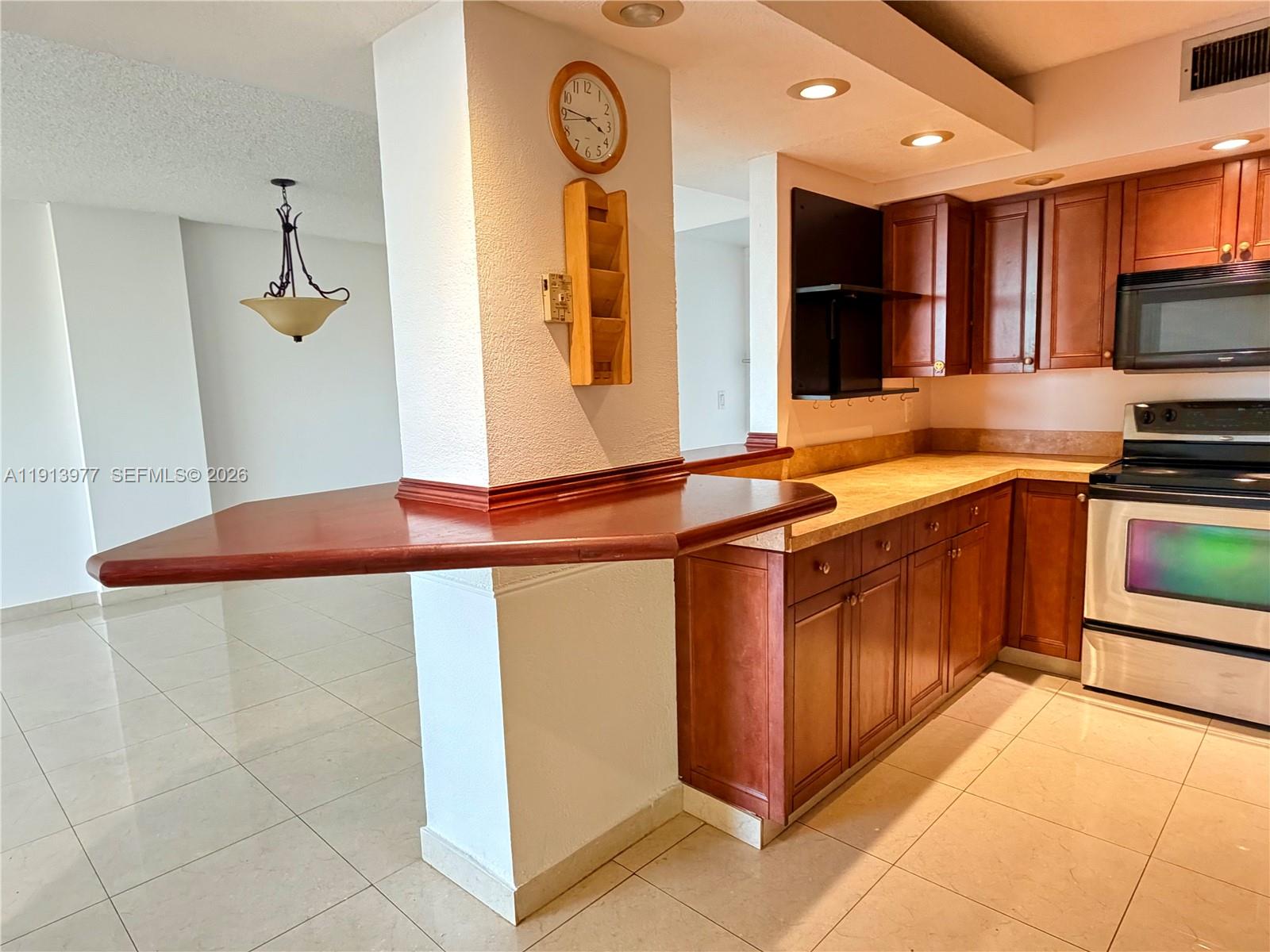 HILLCREST EAST NO 20 COND - Residential