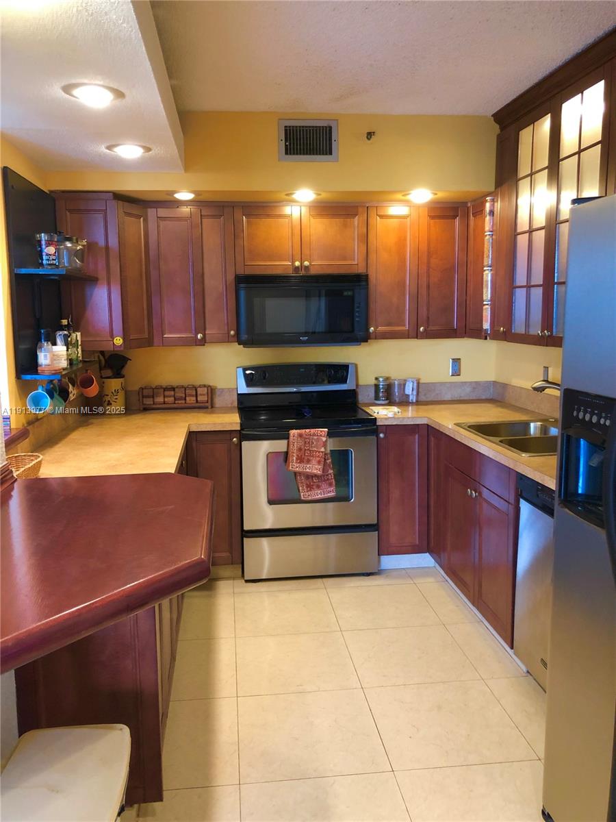 HILLCREST EAST NO 20 COND - Residential