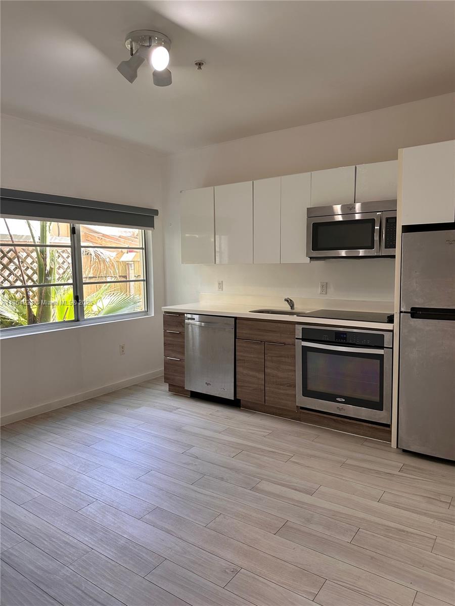 Clean and comfortable 1-bedroom, 1-bathroom apartment in the Eva Condo. Features include stainless steel appliances, windows treatement with blackout in bedroom, and your own washer/dryer in the unit. Cable and Wi-Fi are included in the rent!
Amazing location — just steps from the beach, shopping, dining, and all the fun South Beach has to offer!