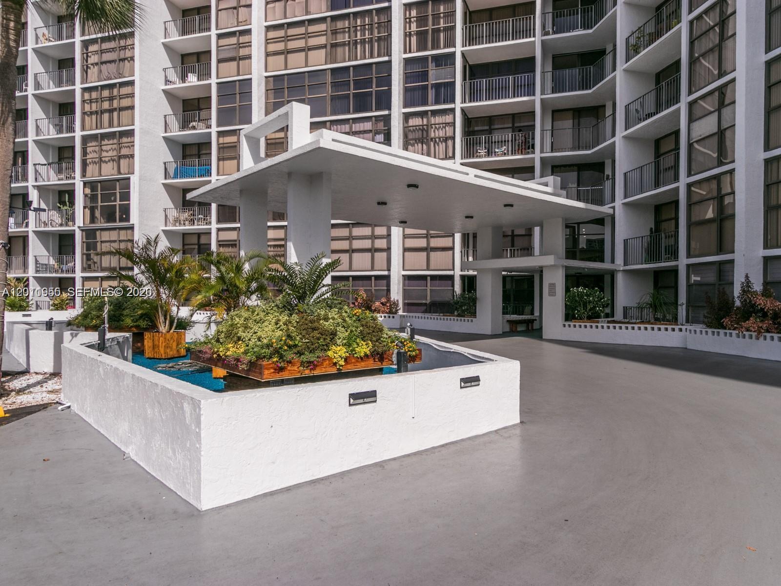 400 Leslie Dr 831