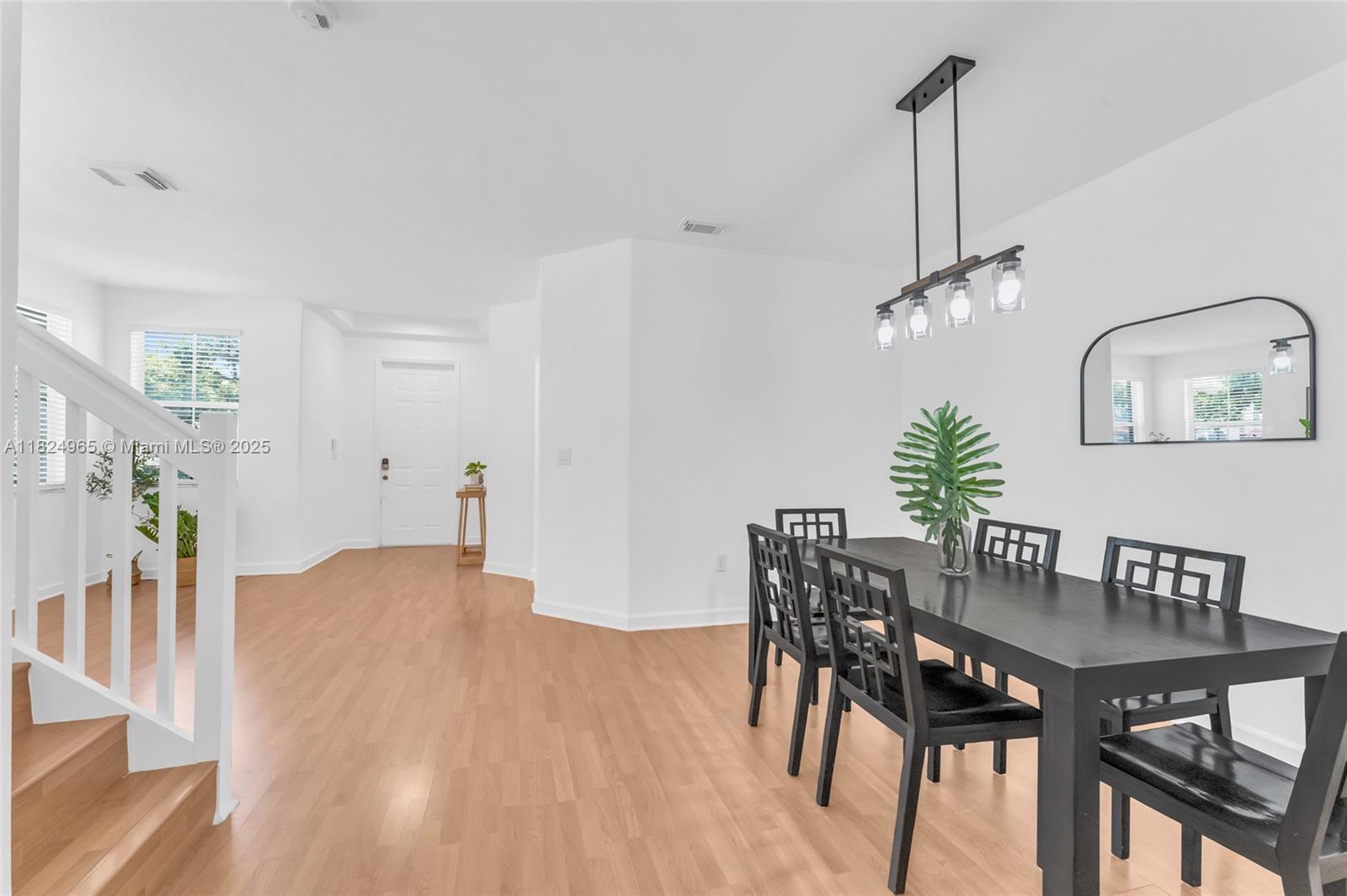 8081 NW 107th Ct, Doral, FL, 33178/$600,000 3 8081 NW 107th Ct