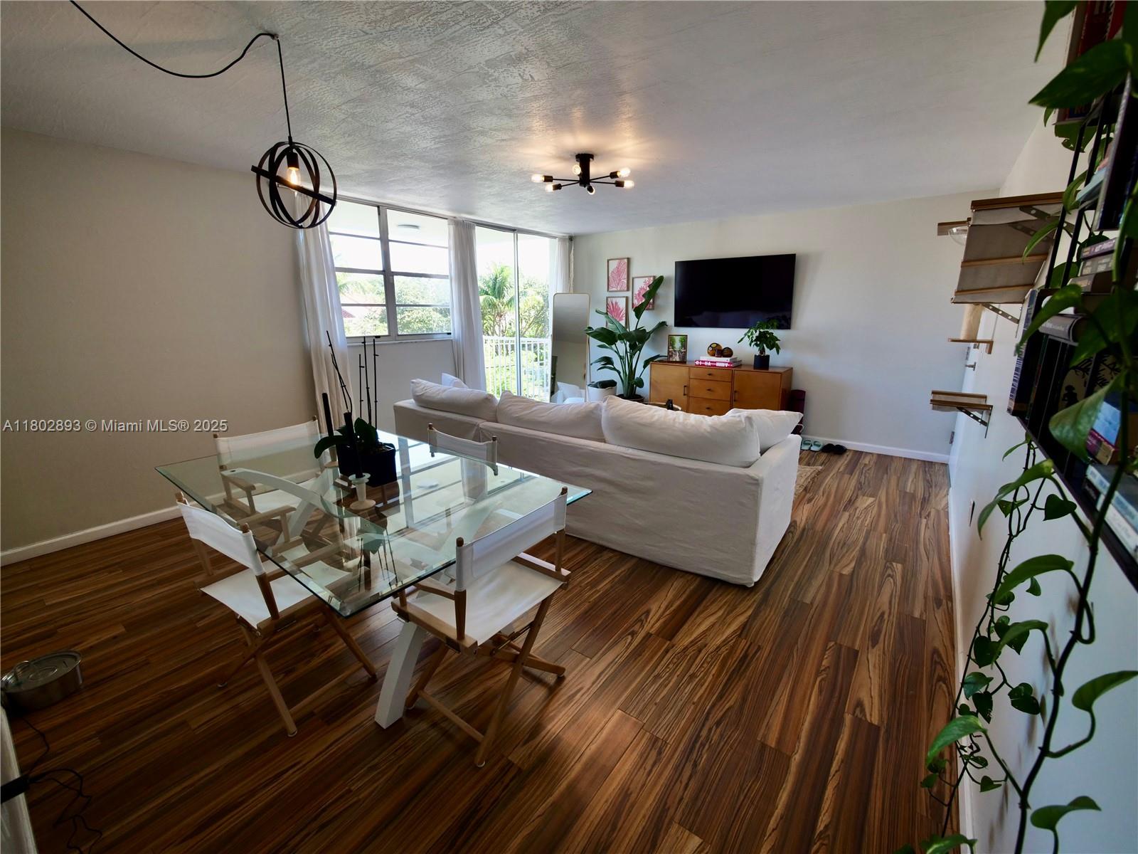 16518 Ne 26th Ave 305, North Miami Beach, Miami-Dade County, Florida - 1 Bedrooms  
2 Bathrooms - 