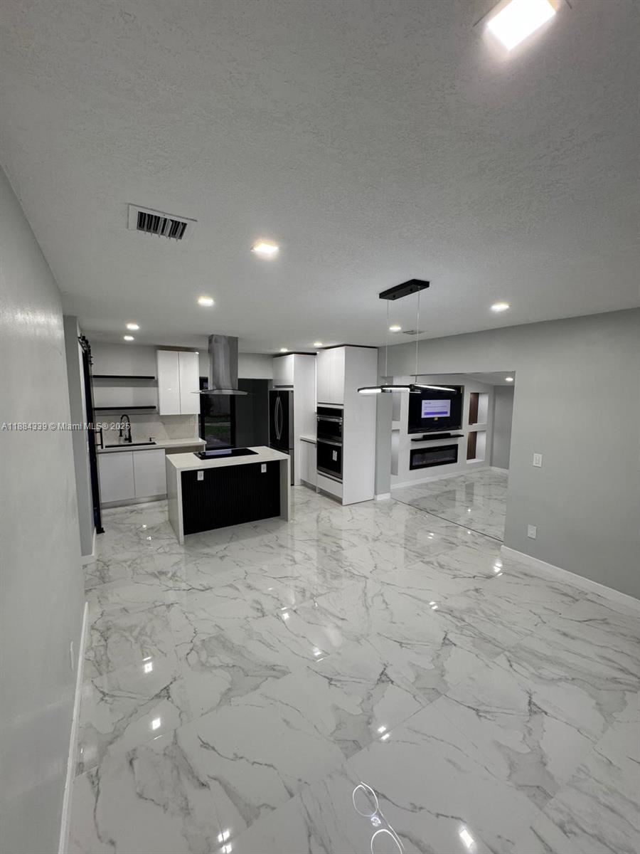 LAKE FOREST SEC 4 - Residential Lease