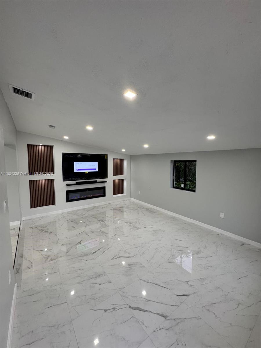 LAKE FOREST SEC 4 - Residential Lease