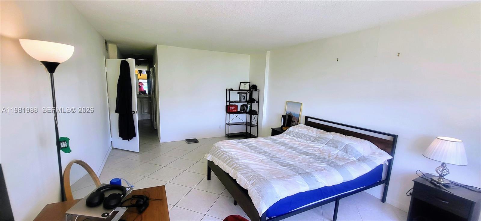 HALLMARK OF HOLLYWOOD CON - Residential Lease