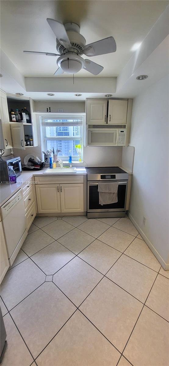 HALLMARK OF HOLLYWOOD CON - Residential Lease