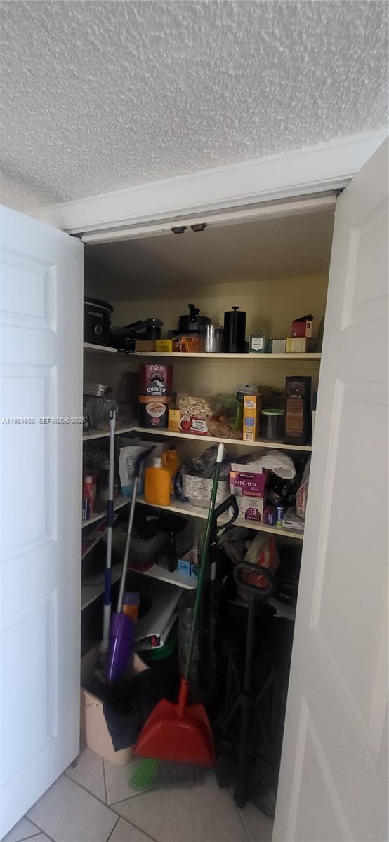 HALLMARK OF HOLLYWOOD CON - Residential Lease