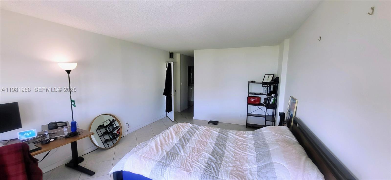 HALLMARK OF HOLLYWOOD CON - Residential Lease