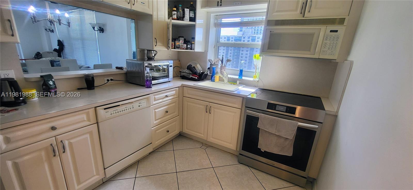 HALLMARK OF HOLLYWOOD CON - Residential Lease