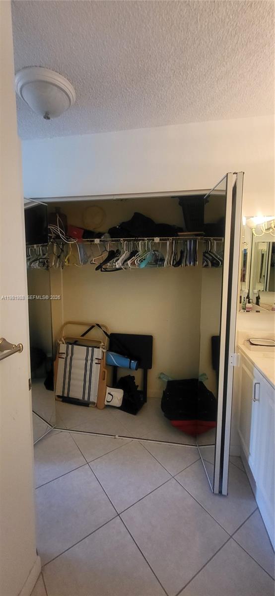 HALLMARK OF HOLLYWOOD CON - Residential Lease