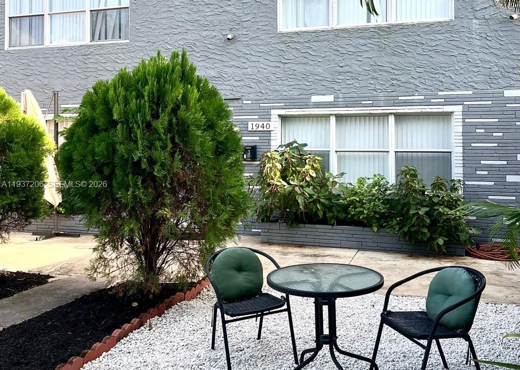 HOLLYWOOD - Residential Income