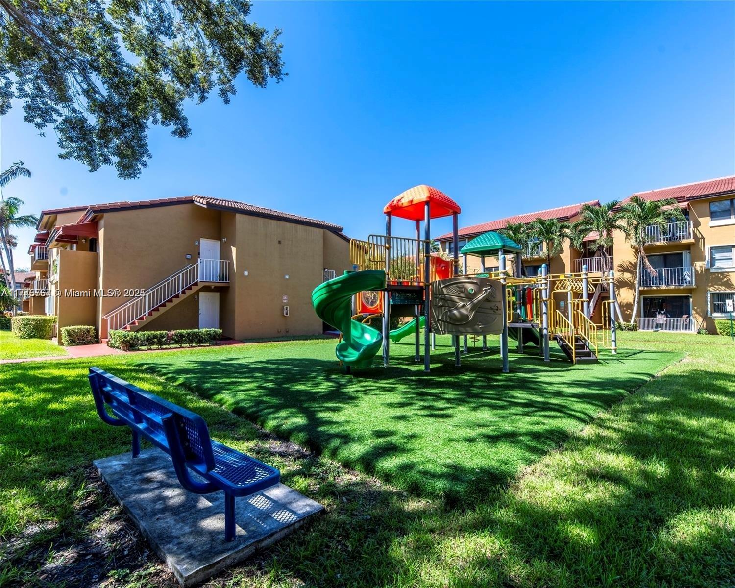 THE COURTS AT KENDALL CON - Residential