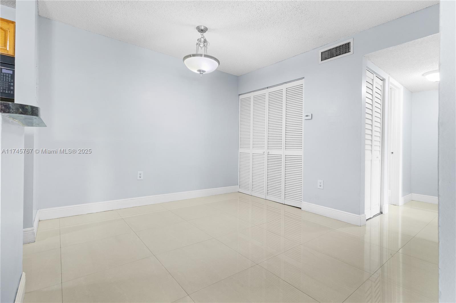 THE COURTS AT KENDALL CON - Residential