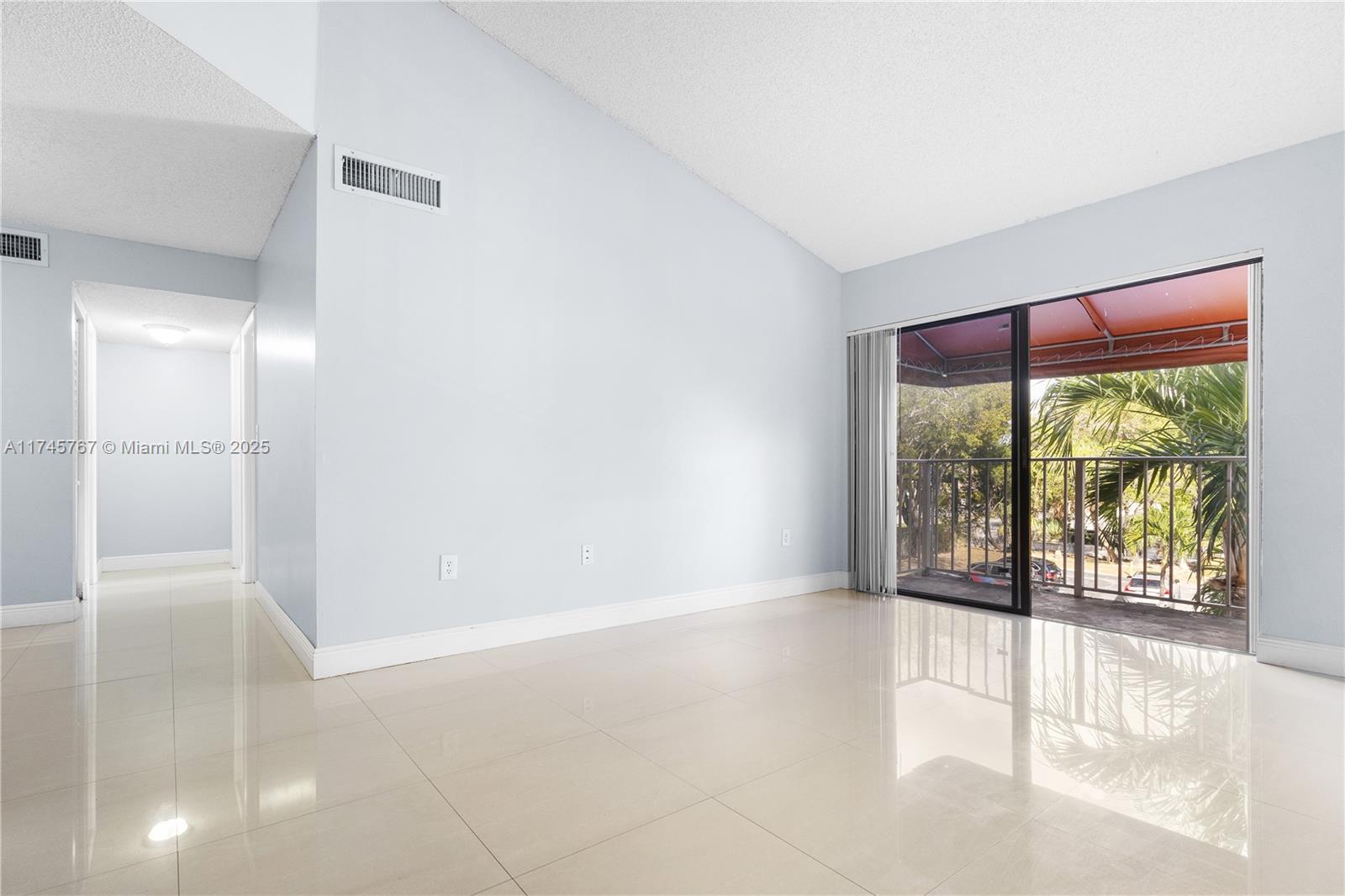 THE COURTS AT KENDALL CON - Residential