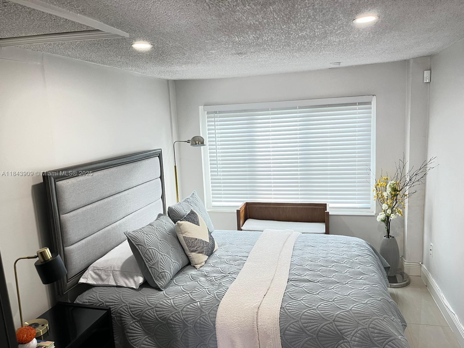 Nice efficiency in private house in North Miami Beach with private entrance and outdoor space. Comes fully furnished. Includes water, electricity, wifi and a parking space. Close to the canal, shopping and houses of worship. Available August 1st. Call listing agent for showings.