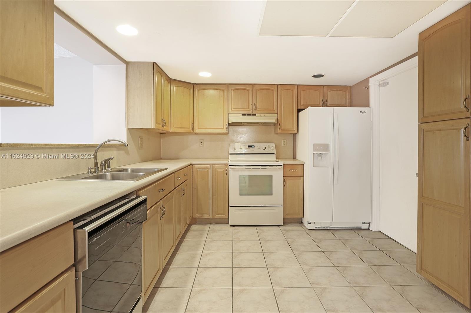 COUNTRY LAKE MANORS SEC 1 - Residential