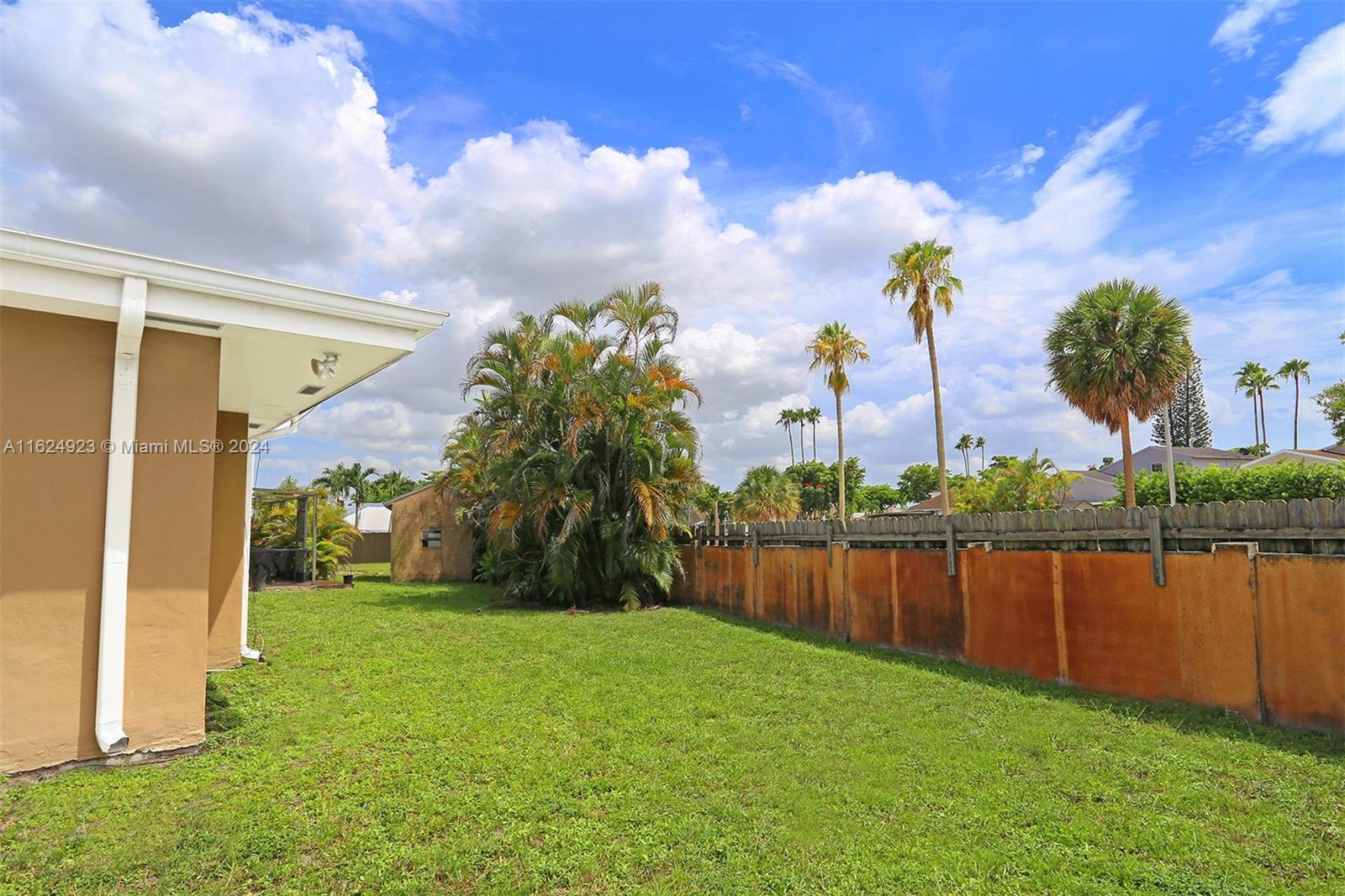 COUNTRY LAKE MANORS SEC 1 - Residential