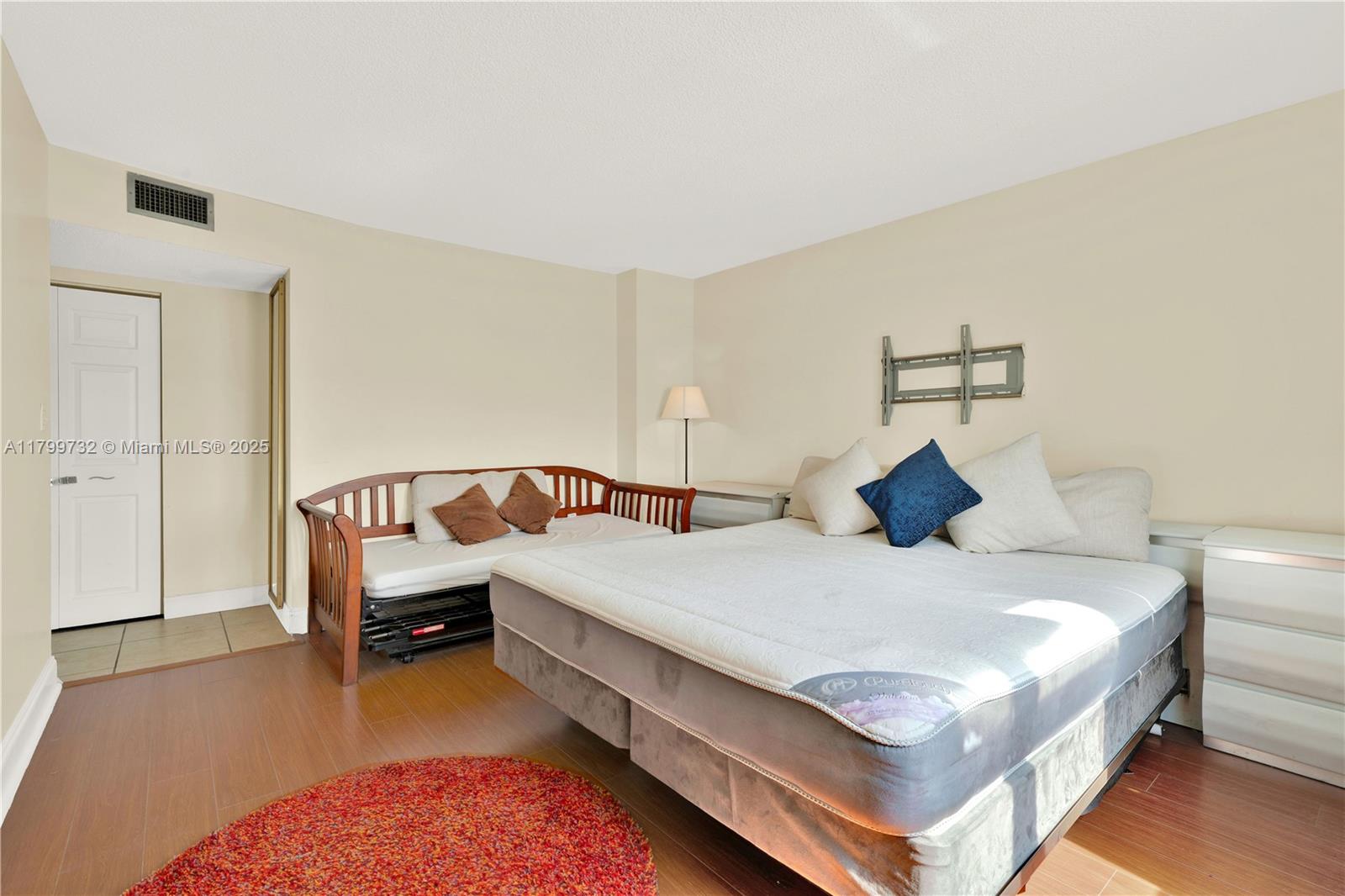 COMMODORE PLAZA CONDO - Residential
