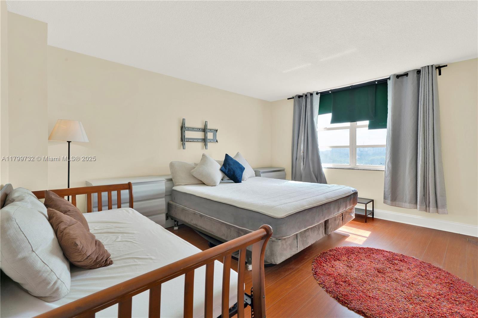 COMMODORE PLAZA CONDO - Residential