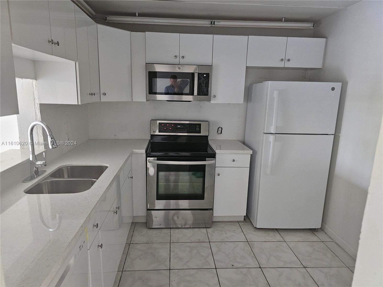 Amazing 2 bedroom/ 1.5 bathroom in the center of North miami in the gated community Capri Gardens.
New Kitchen, new appliances, new bathroom. Large balcony.
Next to Supermarkets, Barry University and North miami Downtown