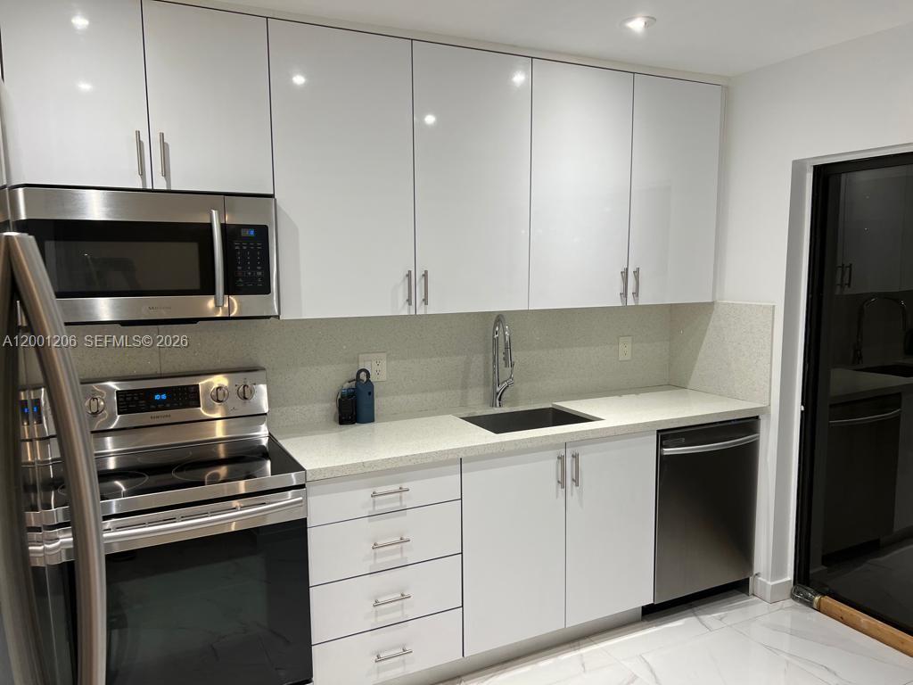 TOWNHOMES OF MONTEREY - Residential Lease