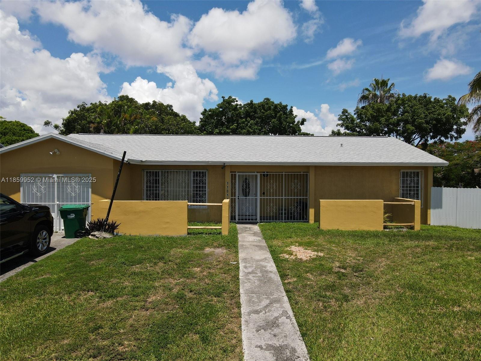 Come view this special 3/2 located in the upcoming Palmetto Estates neighborhood. With a newly installed shingled roof, water heater, and AC unit, this home is move in ready with minor updates needed! Situated on a corner lot adjacent to a lake and near a golf course, highly rated schools, and easy access to highways, you won't find a more centrally located property in a nice, quiet neighborhood.
Please TEXT agent for showing instructions, homeownership can soon be yours!!