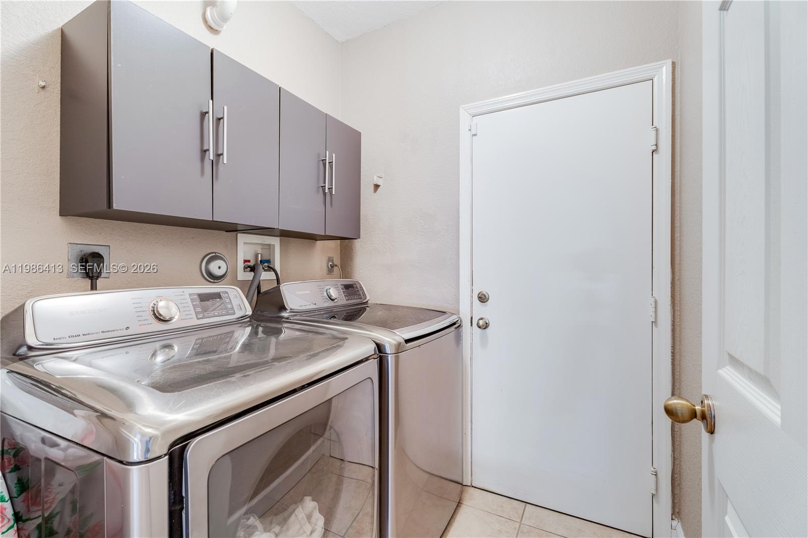 FLORIDIAN BAY ESTATES - Residential Lease