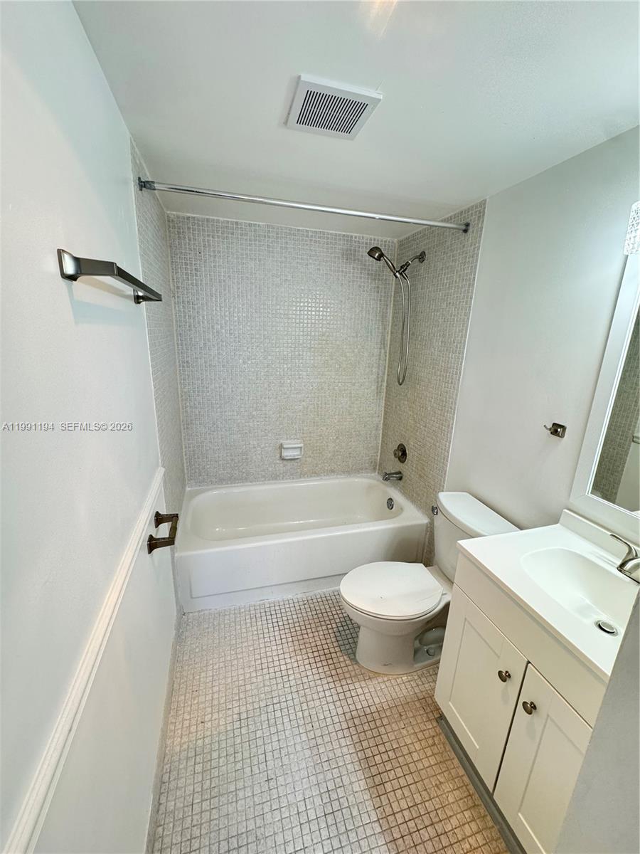 MANORS OF INVERRARY I-5 - Residential Lease