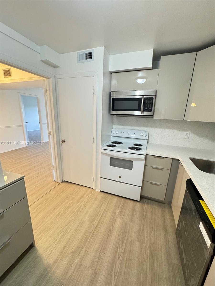 MANORS OF INVERRARY I-5 - Residential Lease