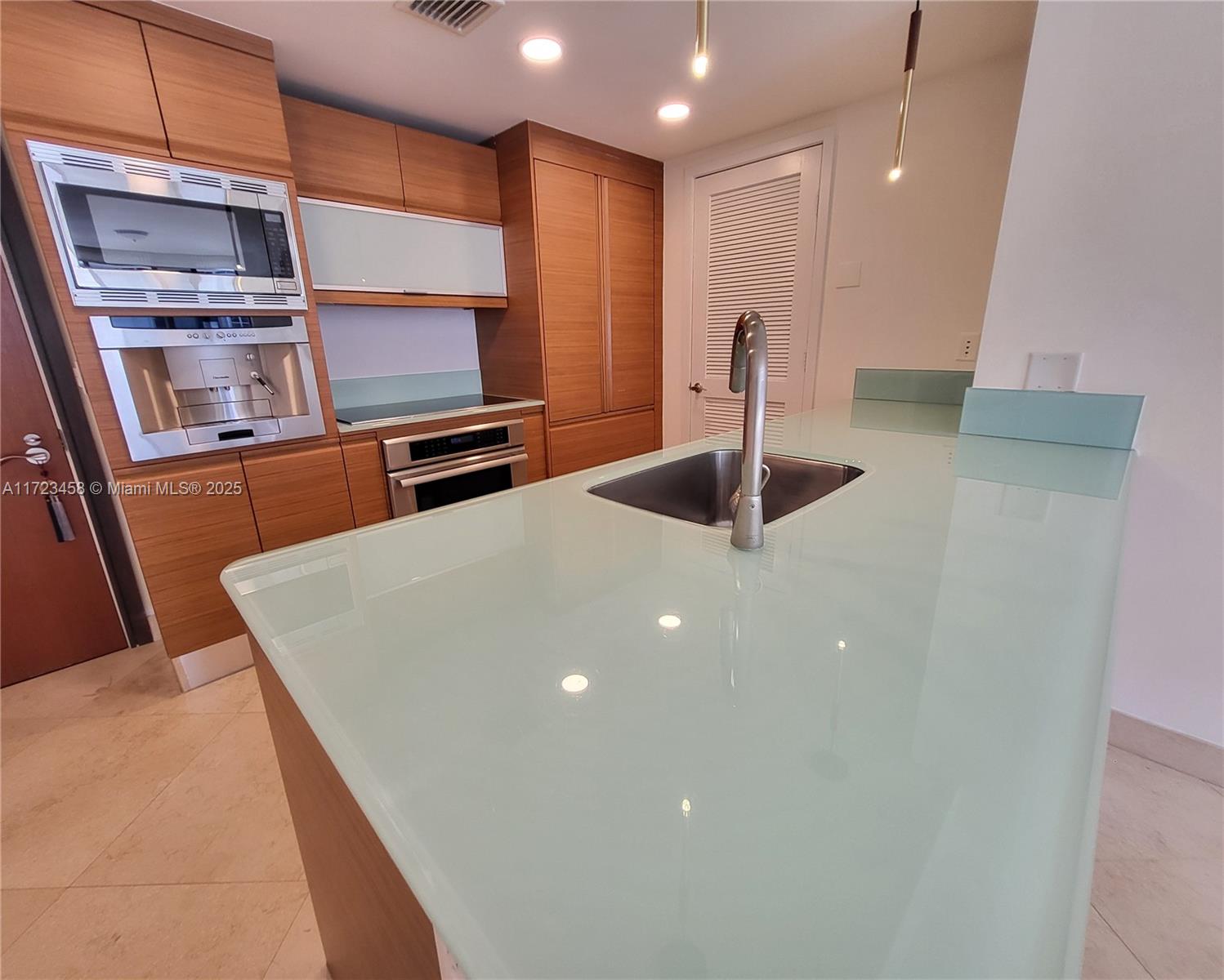 5875 Collins Ave 806