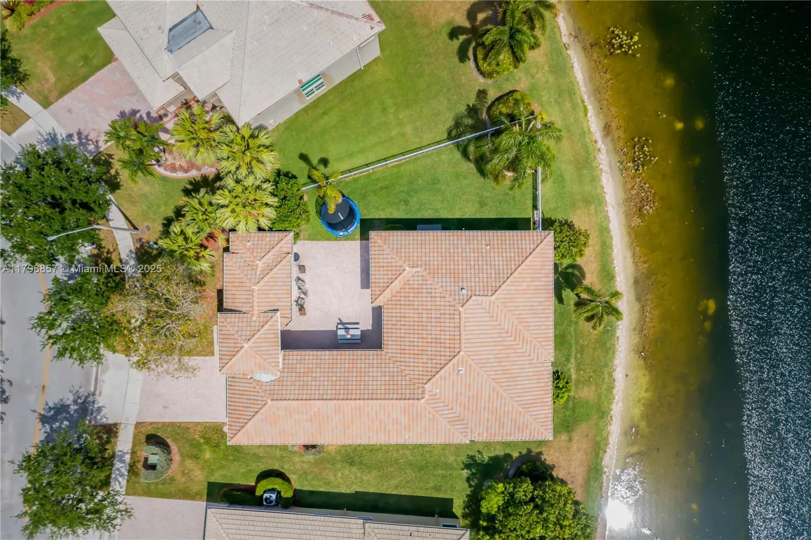 Pembroke Pines, Florida 33028, United States, 4 Bedrooms Bedrooms, ,3 BathroomsBathrooms,Residential,Active,123203