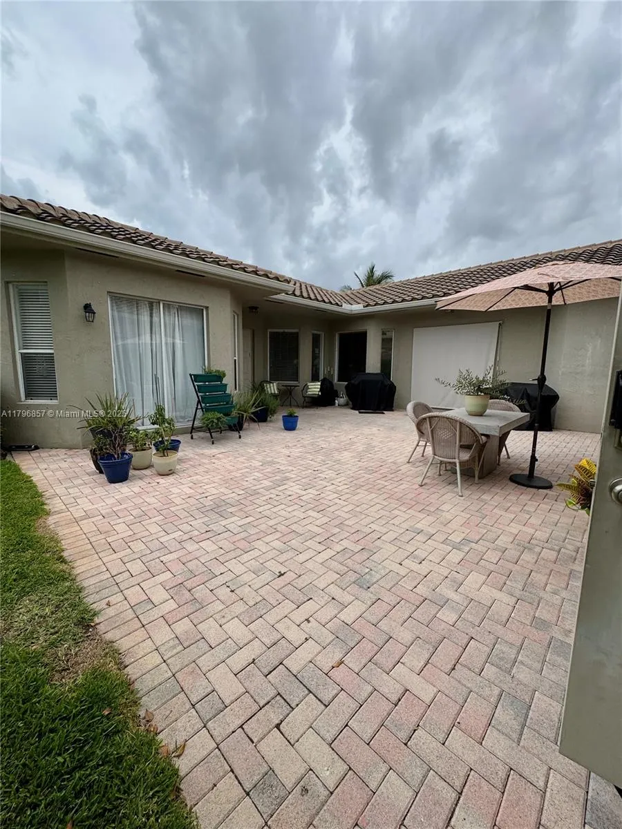 Pembroke Pines, Florida 33028, United States, 4 Bedrooms Bedrooms, ,3 BathroomsBathrooms,Residential,Active,123203