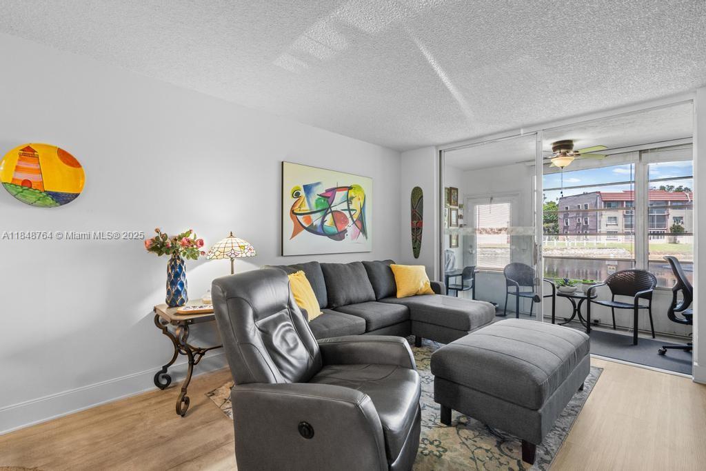 9181 Sunrise Lakes Blvd 108, Sunrise, FL, 33322/$89,900 3 9181 Sunrise Lakes Blvd 108