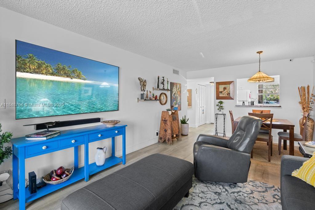 9181 Sunrise Lakes Blvd 108, Sunrise, FL, 33322/$89,900 4 9181 Sunrise Lakes Blvd 108