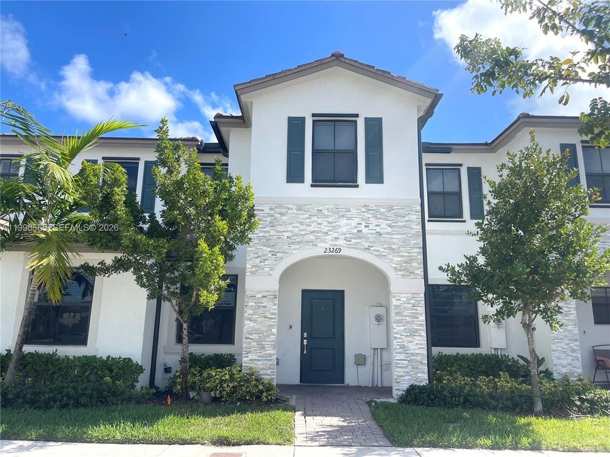 Beautiful Villa in Siena Reserves South by Lennar! Move-in ready 3 bed, 2.5 bath home featuring vinyl flooring on
stairs & second floor—no carpets! Located close to shopping plazas, The Falls Mall, restaurants, urgent care, and
more. Spacious layout with modern finishes. Easy to show—don’t miss this opportunity!