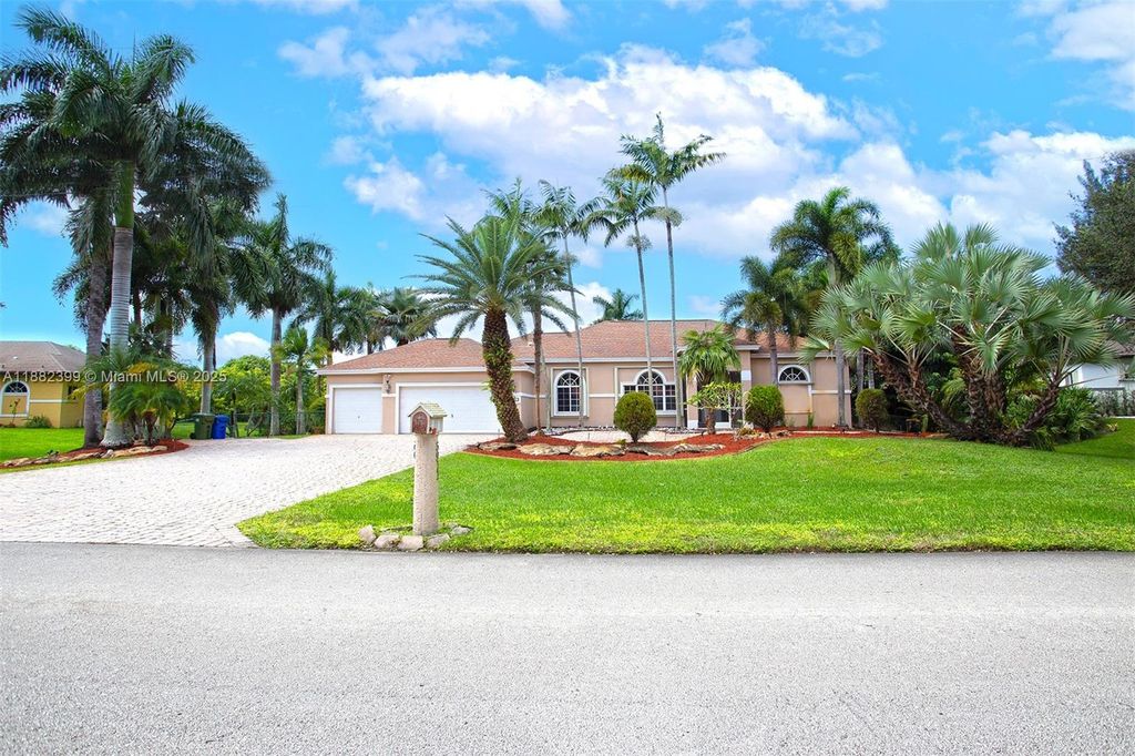 Photo of 5911 SW 199th Ave, Pembroke Pines, FL 33332 (MLS # A11882399)