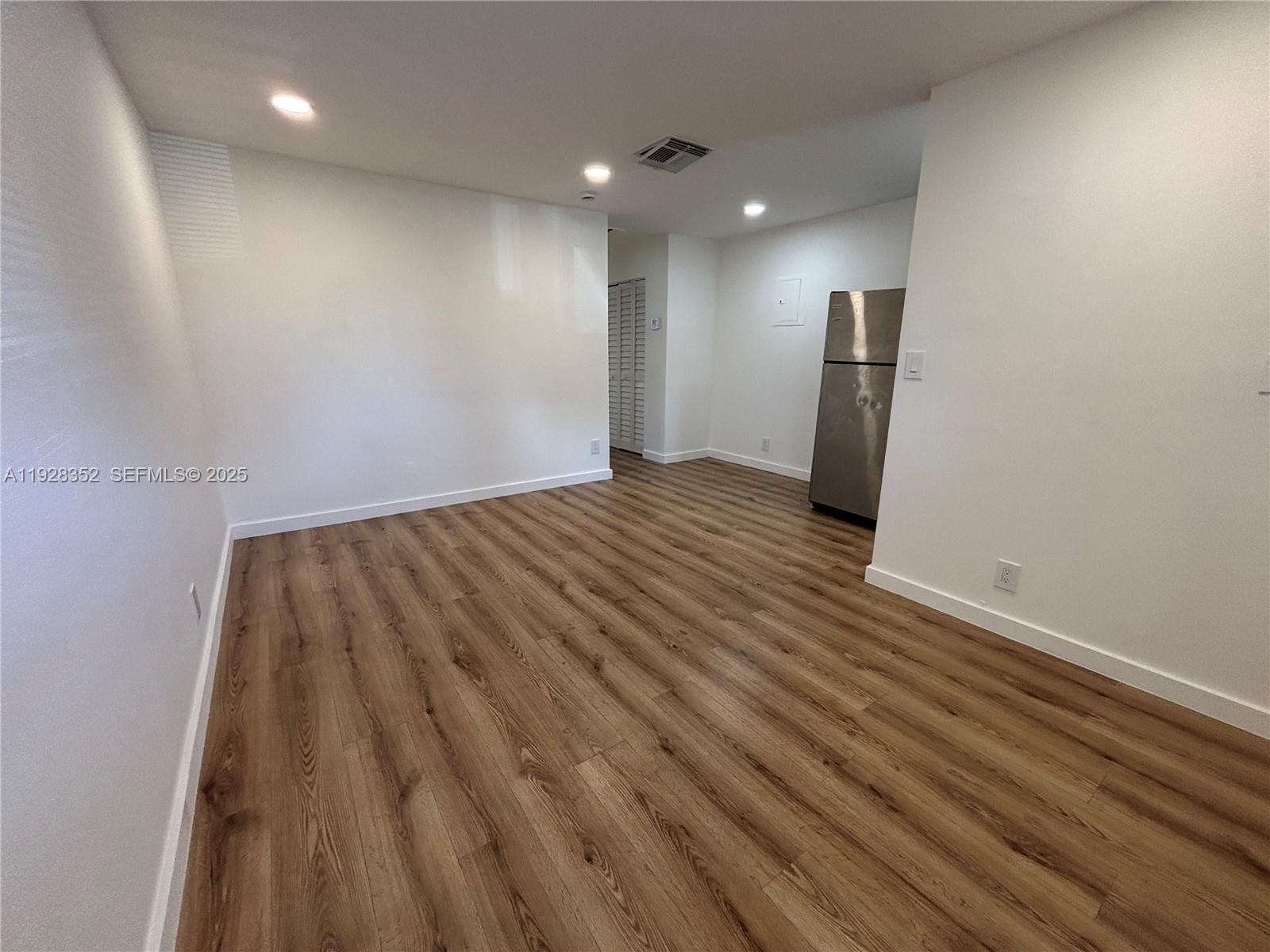 HOLLYWOOD LITTLE RANCHES - Residential Lease