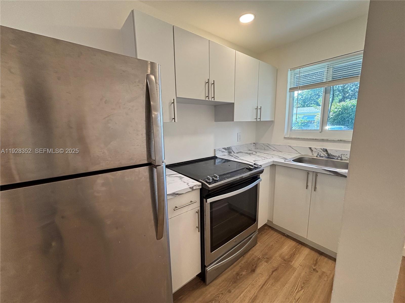 HOLLYWOOD LITTLE RANCHES - Residential Lease