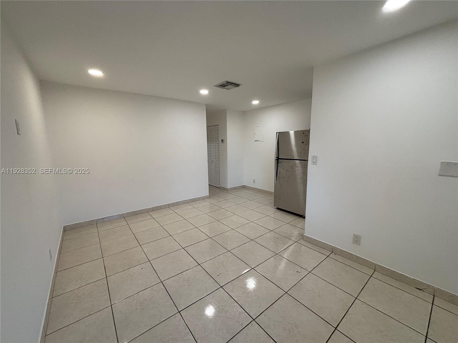 HOLLYWOOD LITTLE RANCHES - Residential Lease