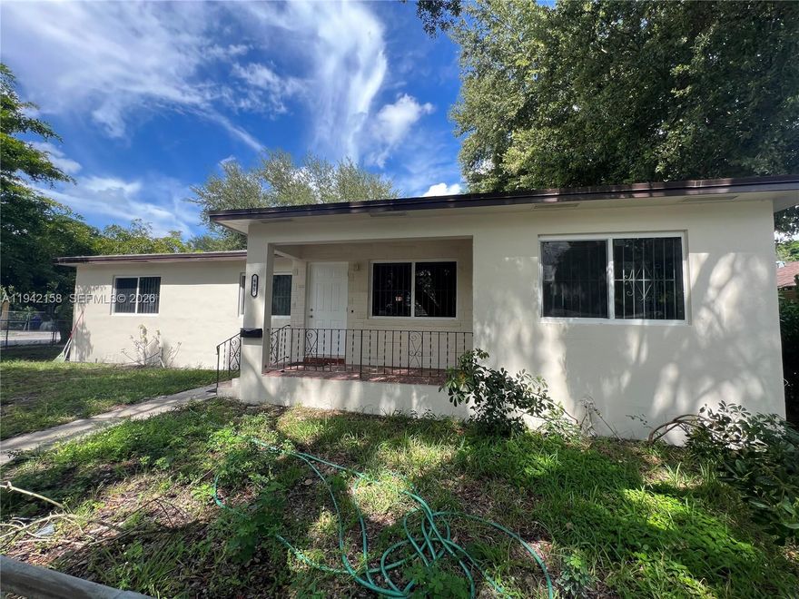 Centrally located duplex. Great location. Side unit features 2 bedrooms and 1 bathroom. Ceramic flooring all throughout house, remodeled kitchen and bathroom with granite countertop. Laundry on-site. 5-7 minutes to Downtown Miami, Wynwood and Miami Beach.