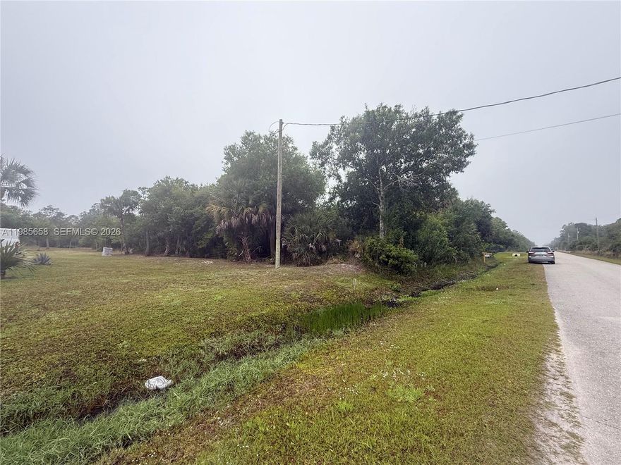 Gate Estates Unit 46, Naples, FL.
2.75 acres ofreciendo un espacio vasto para una residencia principal, casa de huéspedes, establos o talleres.
Residencial exclusivo 
Ideal para inversores o compradores que buscan una transacción rápida y sin complicaciones financieras.