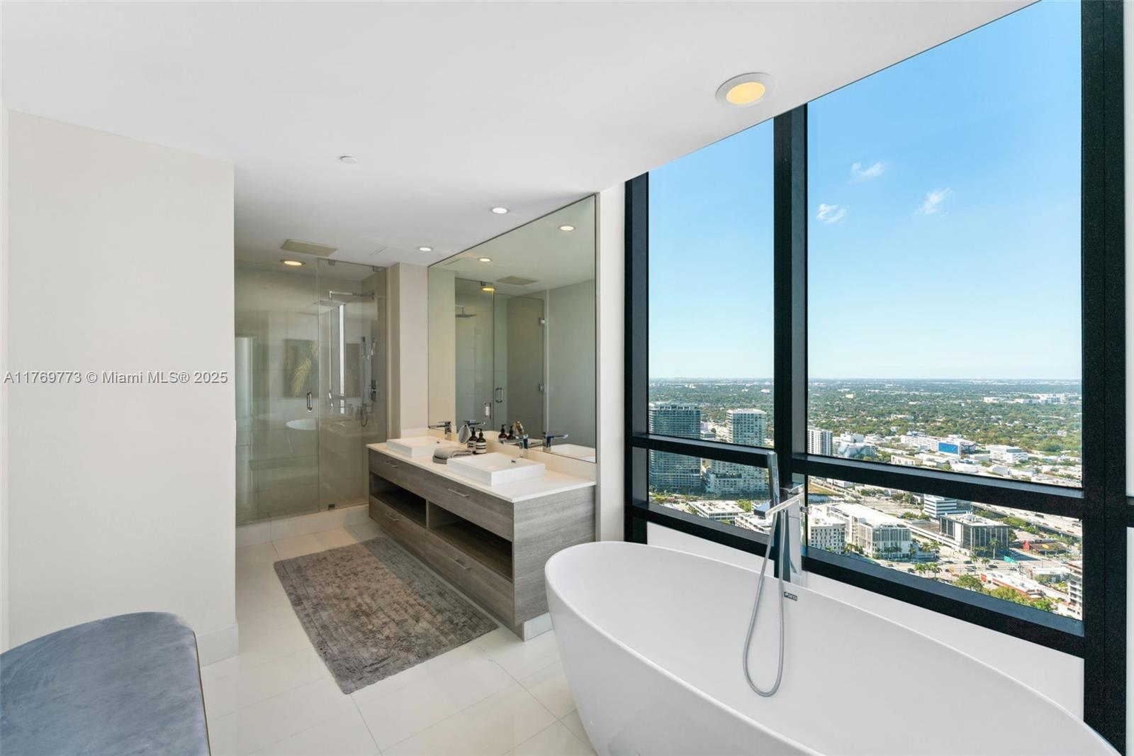 PARAISO BAY CONDO - Residential
