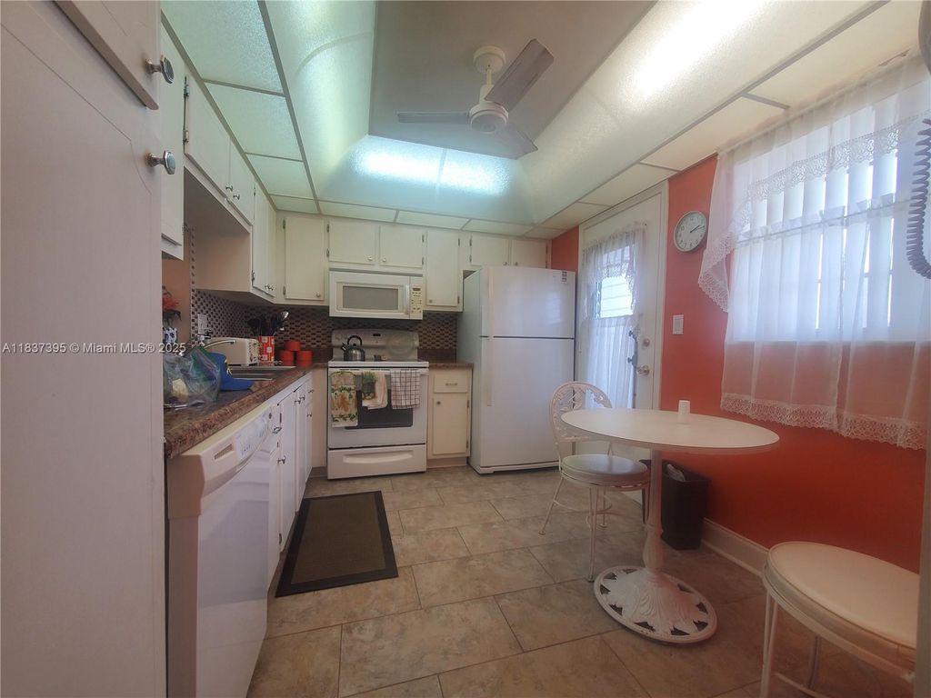 Photo of 319 NE 14th Ave #507, Hallandale Beach, FL 33009 (MLS # A11837395)