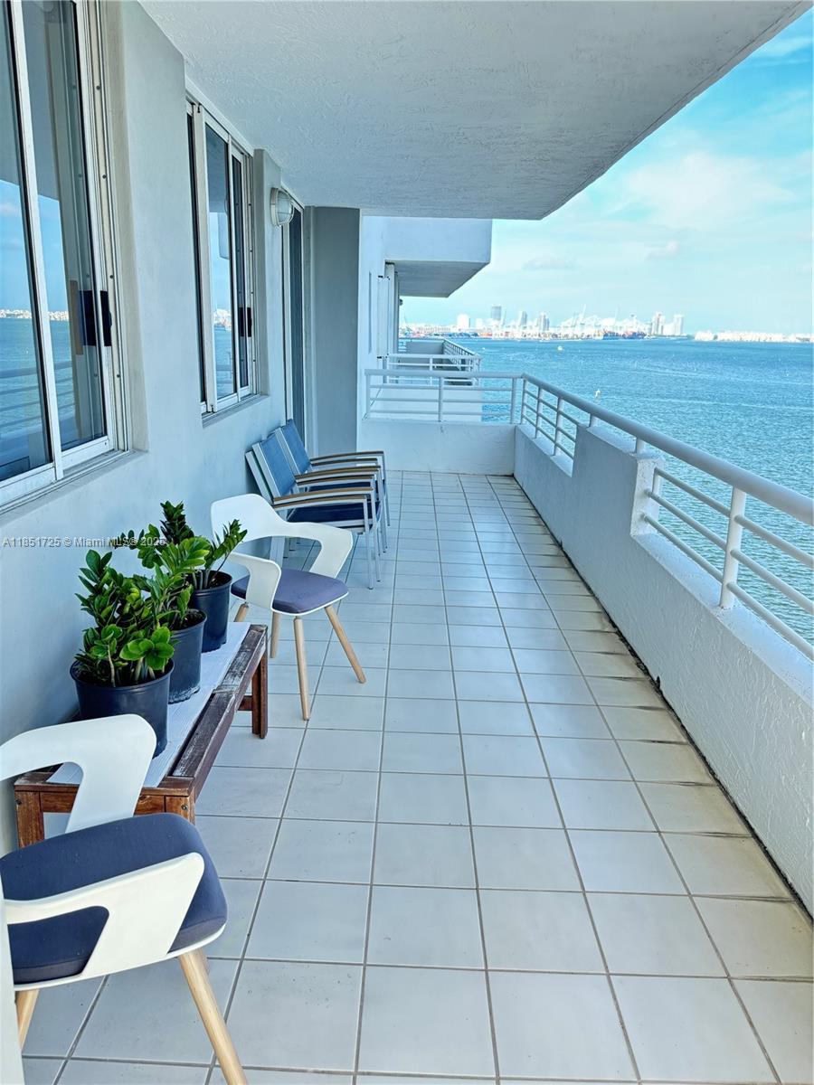 Enjoy stunning ocean views from this beautifully renovated 2-bedroom, 2-bathroom apartment, featuring a spacious balcony accessible from every room. Located directly on the Bay in the quiet part of Brickell, just a 5-minute walk to cafes, restaurants, and shops.
The kitchen is fully updated with brand-new appliances, and the apartment includes both a dedicated parking spot and guest parking. You’ll be just 5 minutes from Key Biscayne, 15 minutes from Coconut Grove, and 20 minutes from Miami Beach.
Situated right in front of a scenic bayside walking path and green space, this is an ideal place to live and relax.